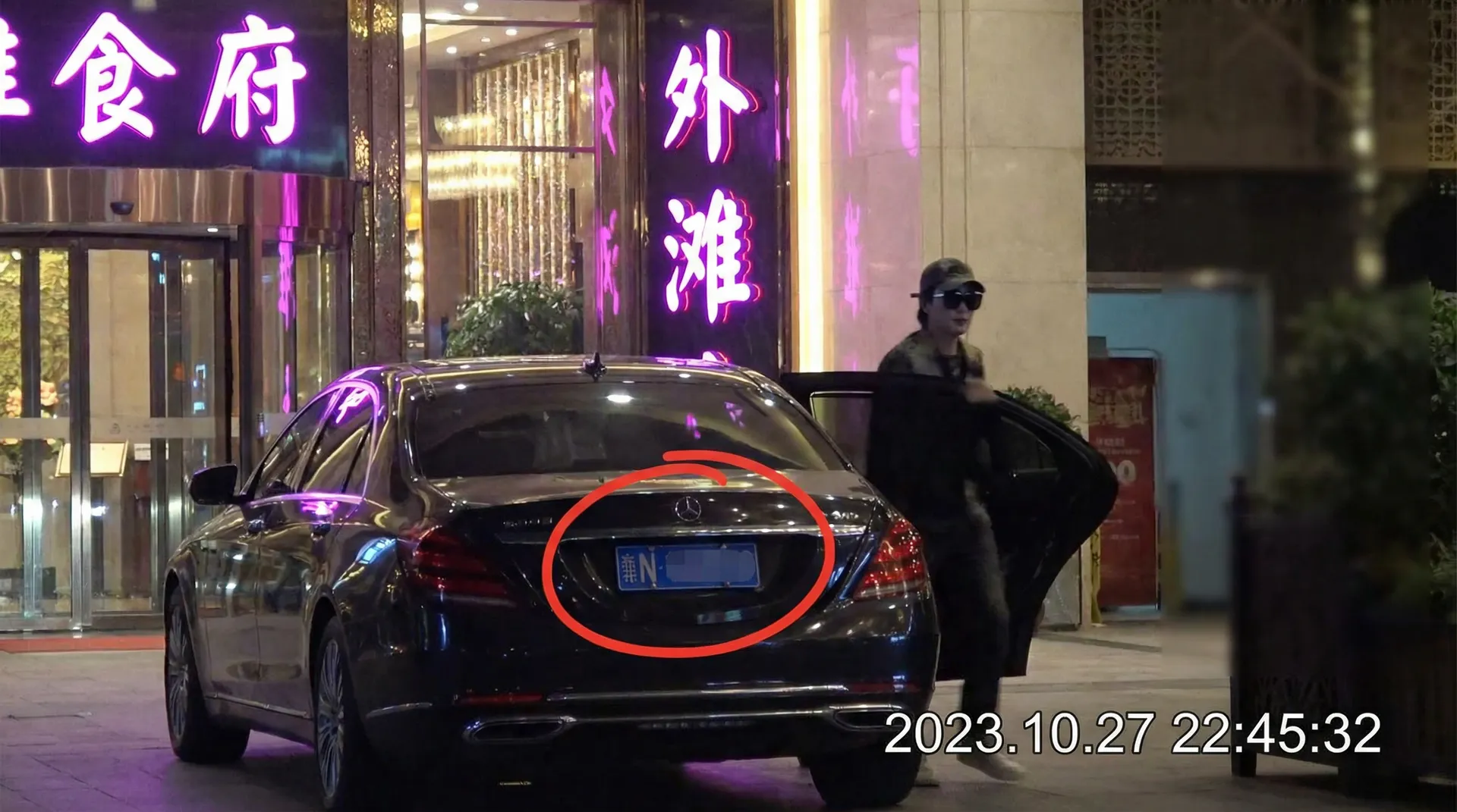吃瓜暗网 - 持续更新精选，焦点内容持续更新 - 豪车餐厅外被拍